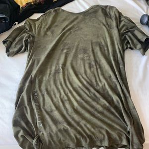Dark green pattern men’s lululemon shirt